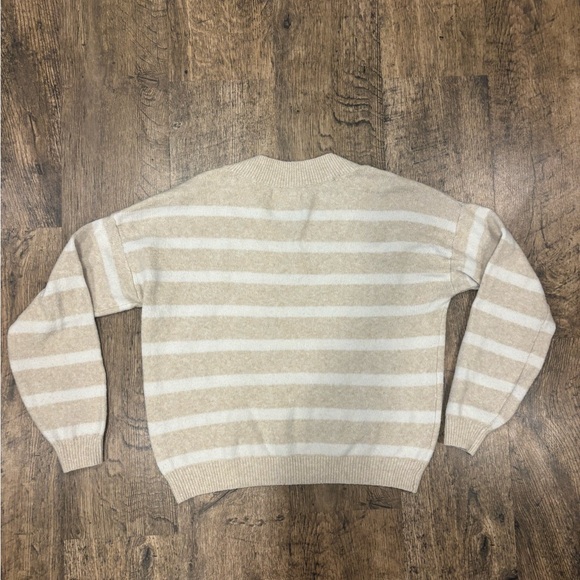 Hollister Beige and White Knit Oversized Sweater - Picture 9 of 10